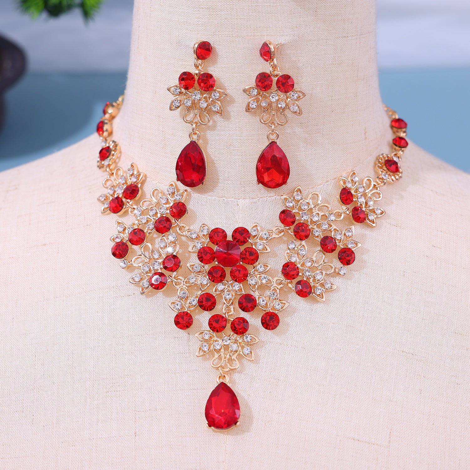 Emerald and Gold Jewelry Set - Necklace and Earrings