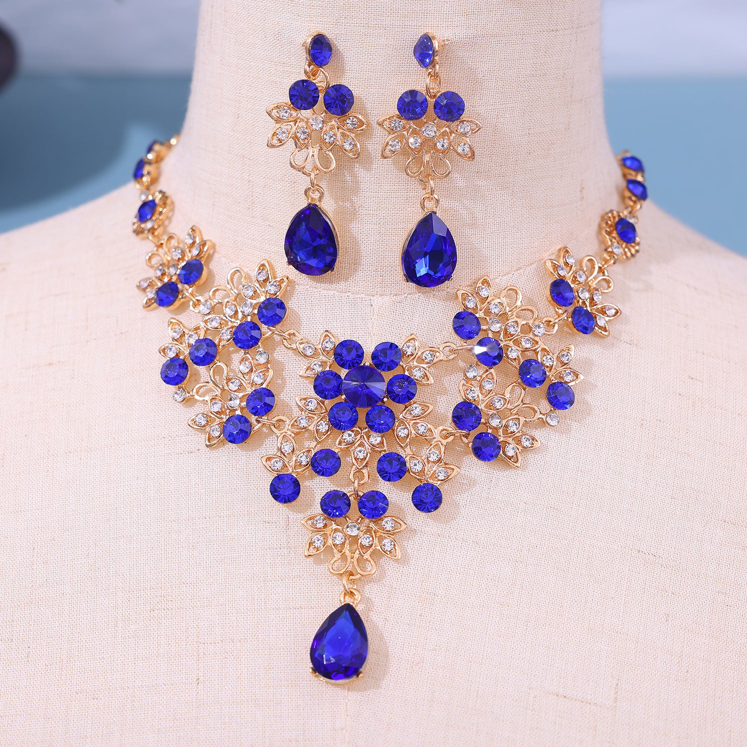 Emerald and Gold Jewelry Set - Necklace and Earrings