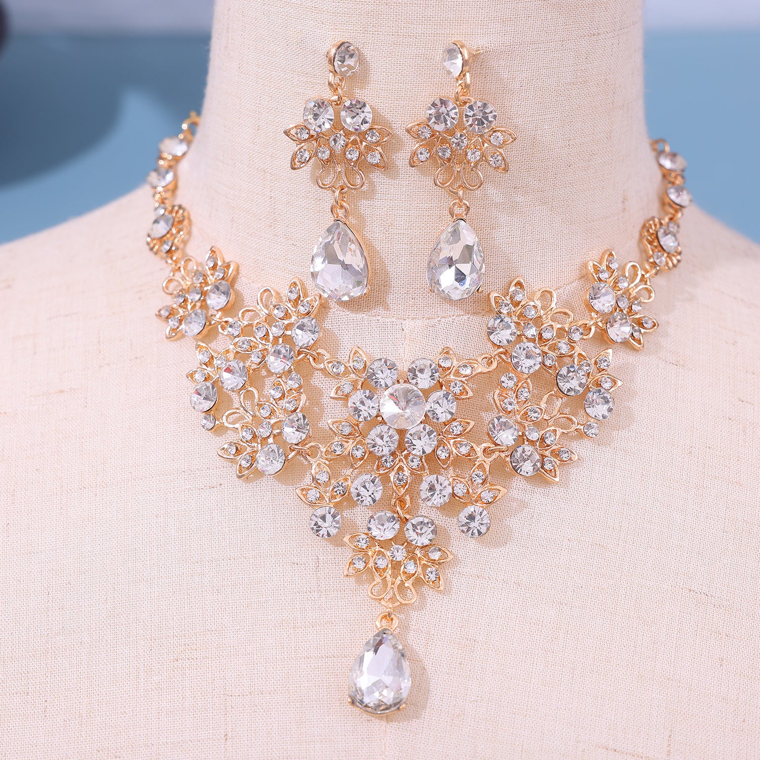 Emerald and Gold Jewelry Set - Necklace and Earrings