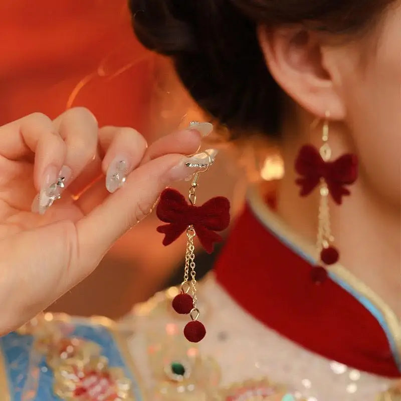 Vintage Wine Red Flocking Flower Drop Earrings For Women Jewelry 2025 Trending Long Bowknot Crystal Pearl Bridal Dress Earrings